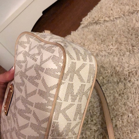 Michael Kors crossbody bag. Great condition. - Picture 4 of 8